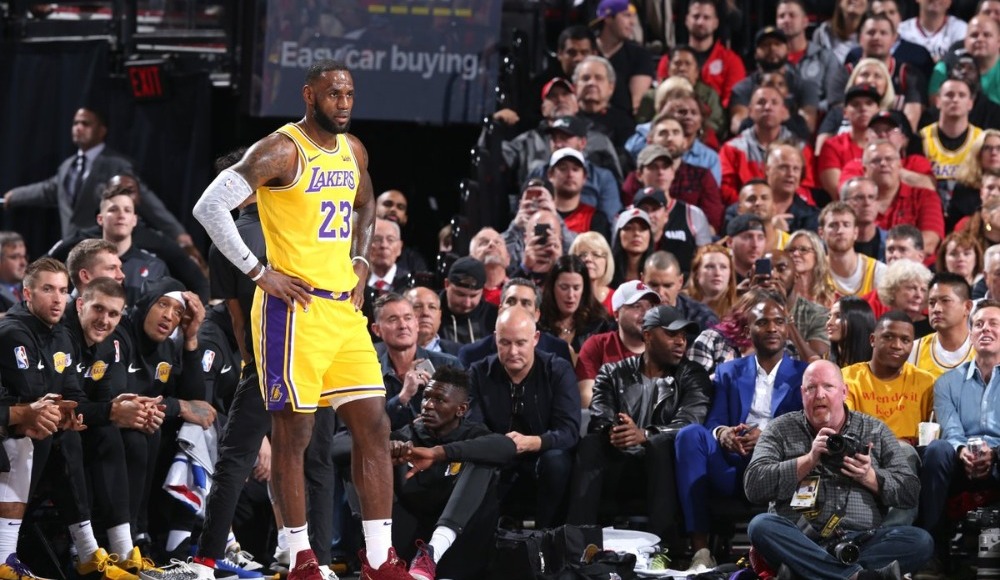 LeBron James, Lakers formasıyla ilk resmi maçına çıktı
