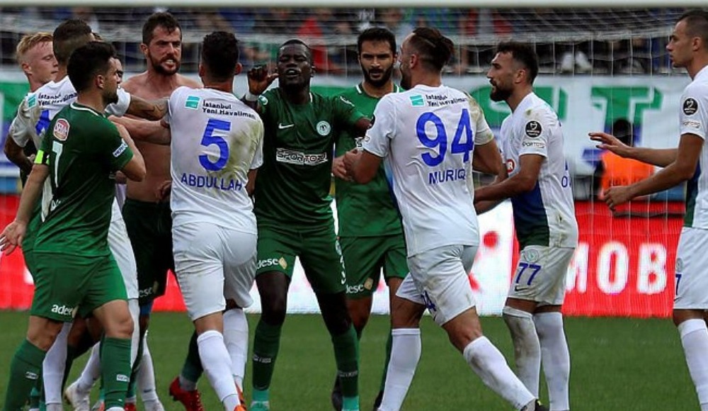 Rize’de maç sonu saha karıştı