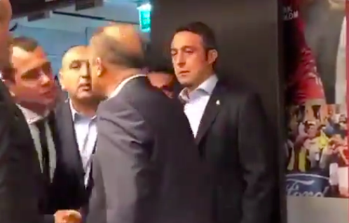 Derbi sonrası dostluk görüntüsü