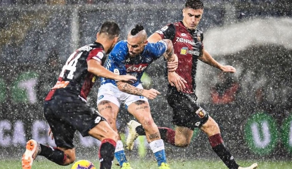 Napoli zorlandığı maçta Genoa'yı mağlup etti