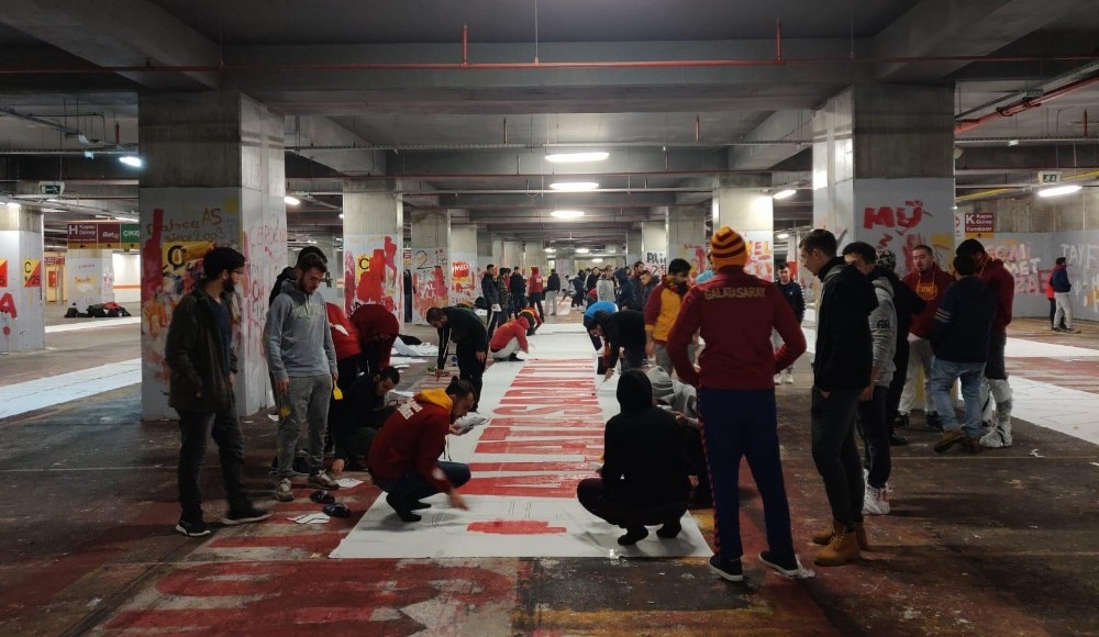 Galatasaray'ın taraftar grubu ultrAslan'dan 'derbi' paylaşımı