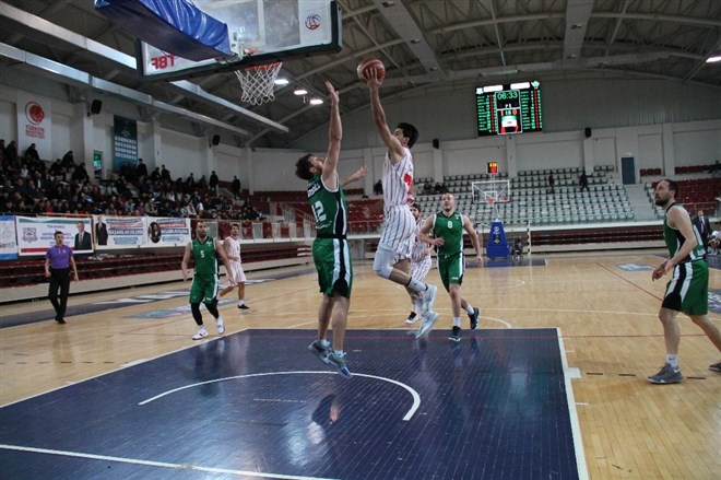 Yalova Belediyespor evinde Akhisar Belediyesi’ne 81-74 mağlup oldu