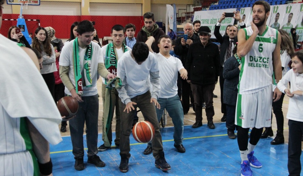 "Sporda engel yok" dediler sahaya girdiler