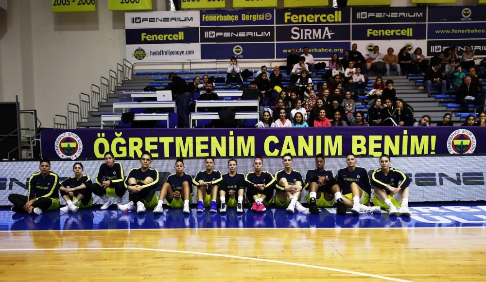 Fenerbahçe hayatını kaybeden Ceren Damar Şenel için pankart açtı: "Öğretmenim canım benim"