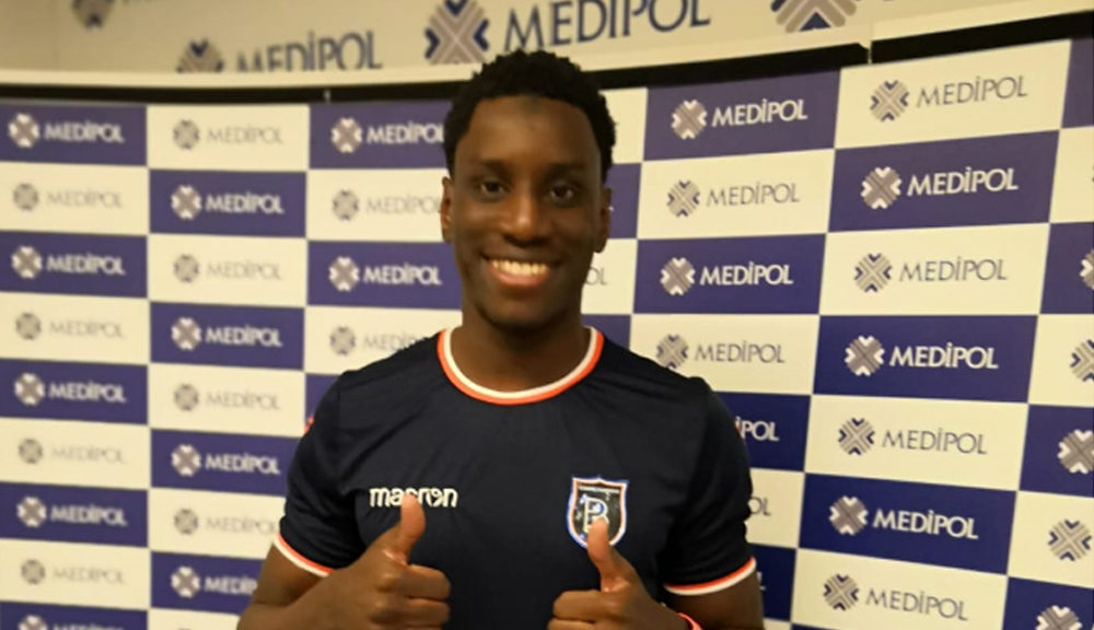 Demba Ba'dan zemin eleştirisi