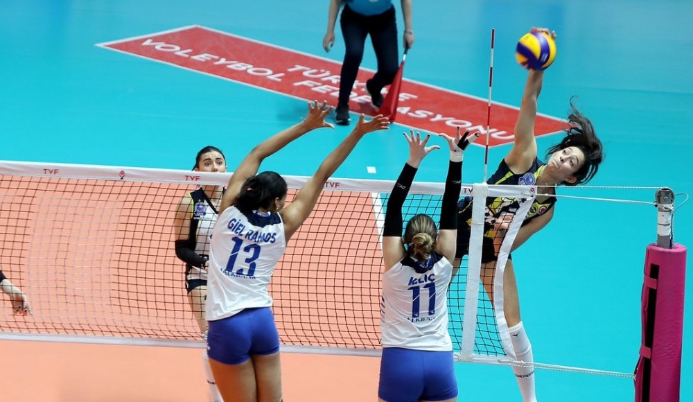 Fenerbahçe Opet, deplasmanda Halkbank'ı 3-0 mağlup etti