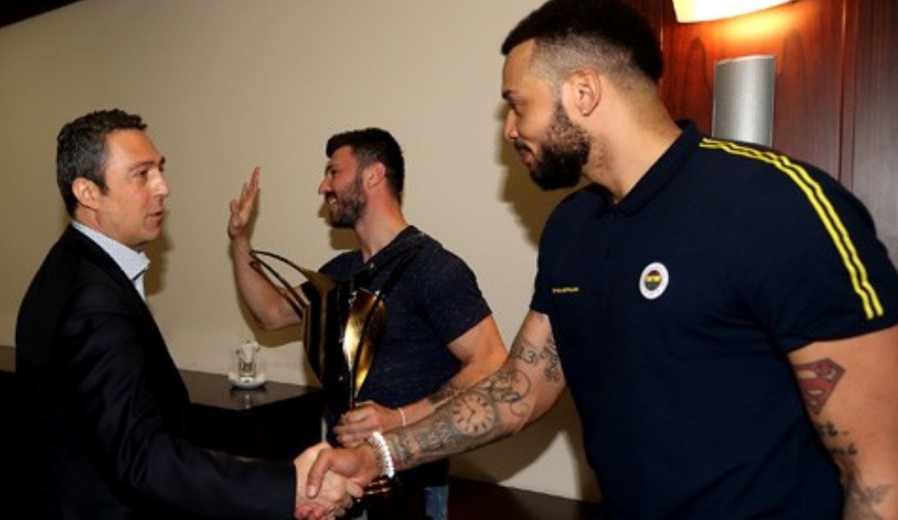 Şampiyon voleybolculardan Ali Koç'a ziyaret