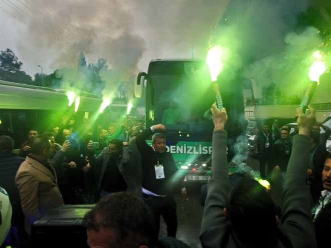 Denizlispor stada meşaleler eşliğinde girdi