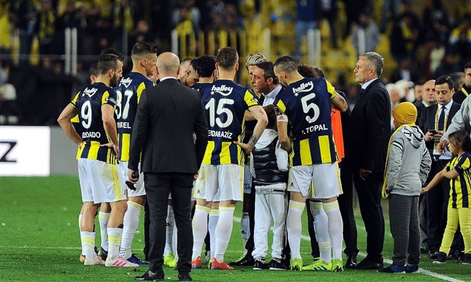 Ali Koç maç sonunda sahaya indi