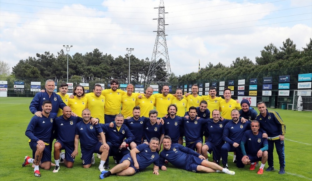 Fenerbahçe'nin eski futbolcuları kulüp tesislerinde maç yaptı
