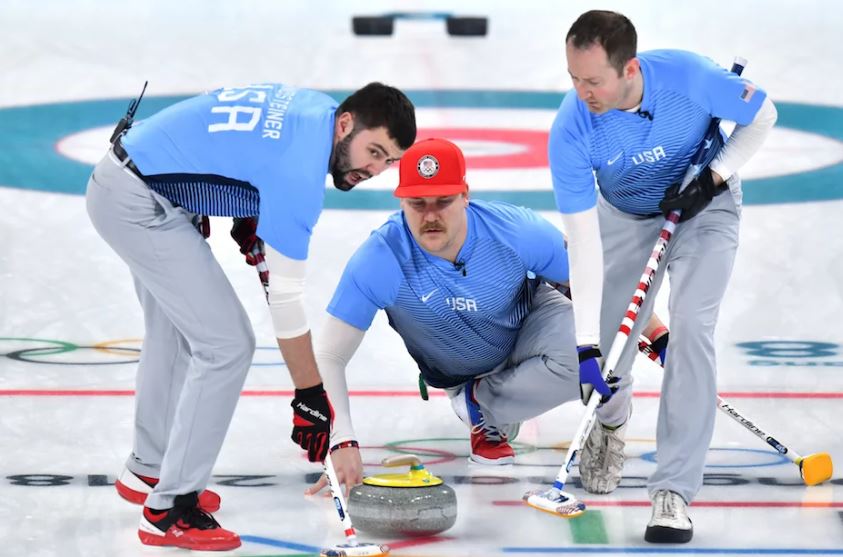 "Kahvede herkes okey oynarken, arkada televizyonda curling açıktı"